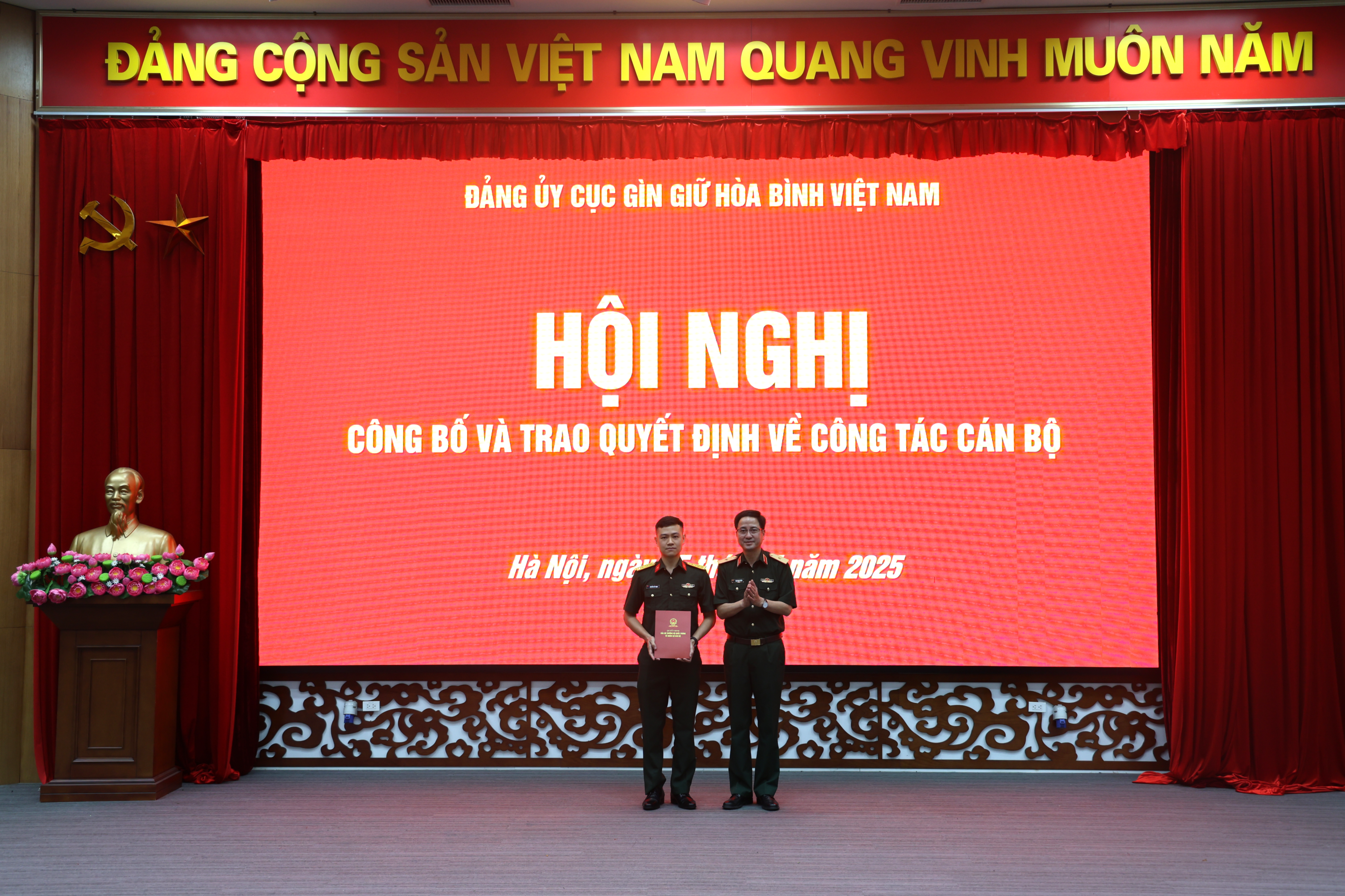 /UploadStore/admin/250515 Trao huy hieu Dang/04.png